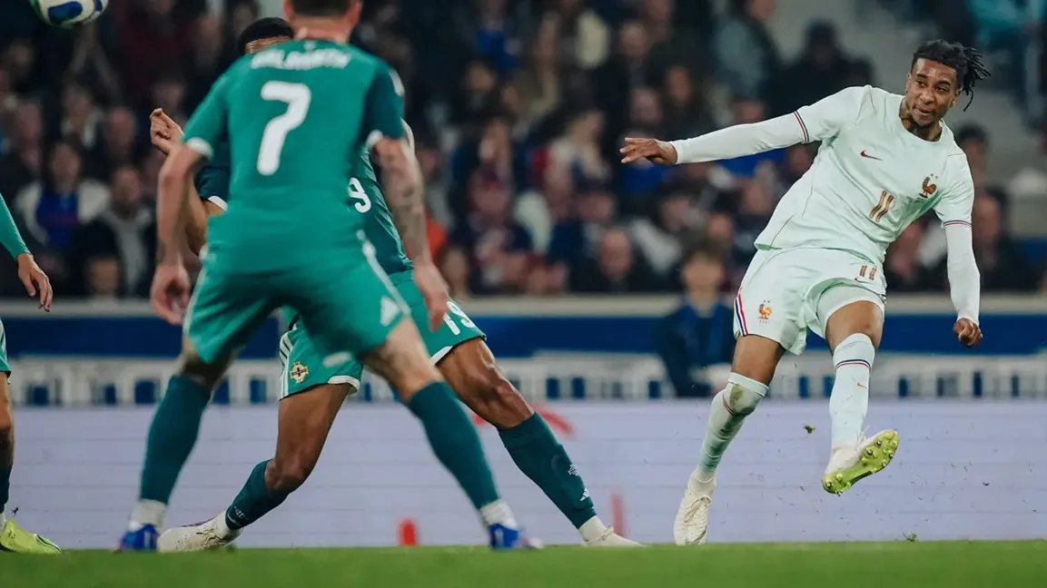Momen pemain Prancis, Michael Olise mencetak gol ke gawang Irlandia Utara di laga uji coba, Selasa (9/6/2026) dini hari WIB jelang Piala Dunia 2026. (dok. equipedefrance)