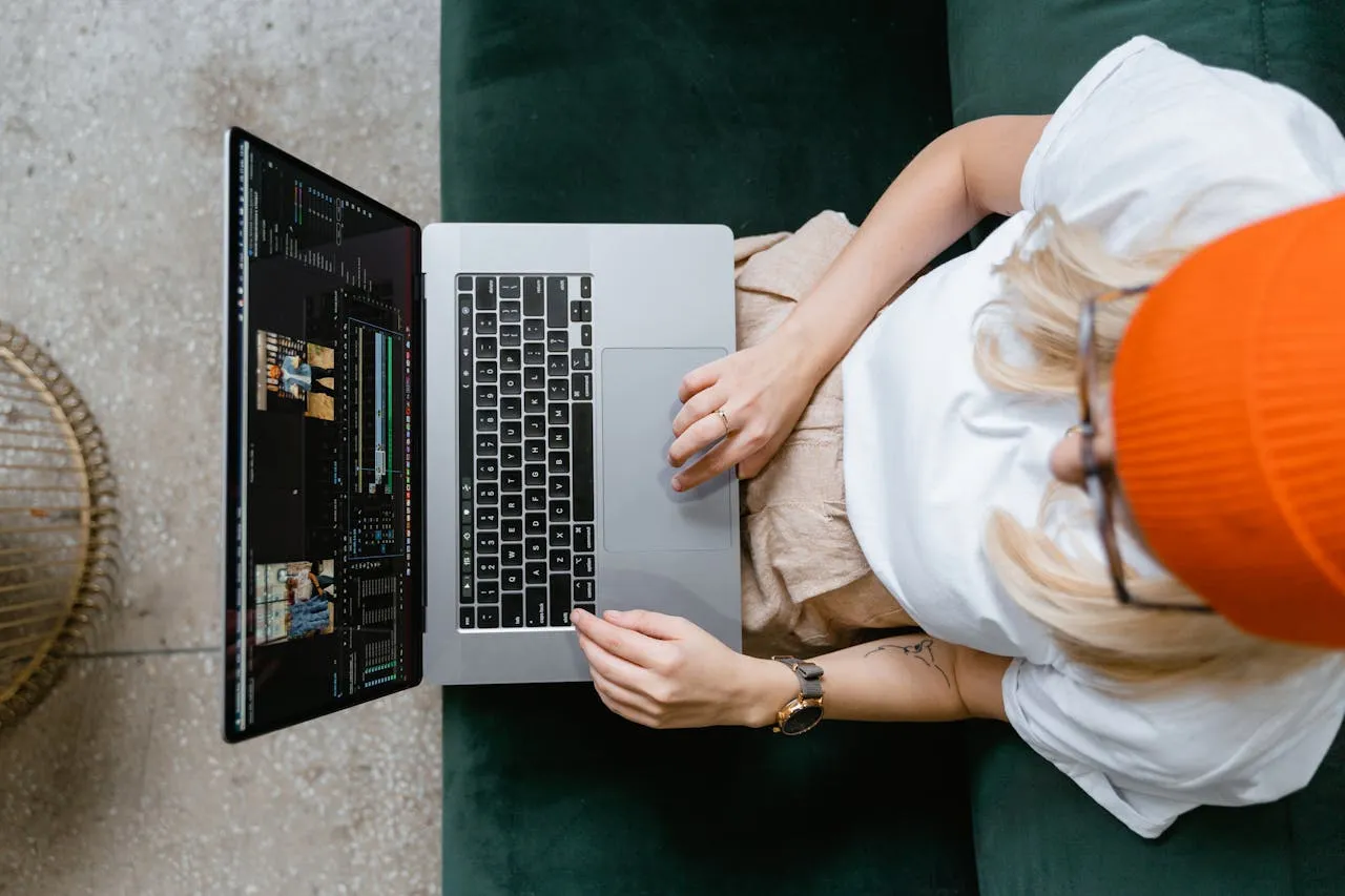 Seseorang sedang mengedit video (credit: unsplash)