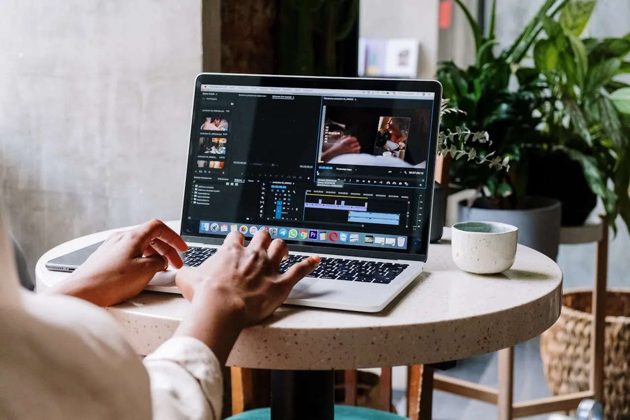 Seseorang sedang mengedit video (credit: unsplash)