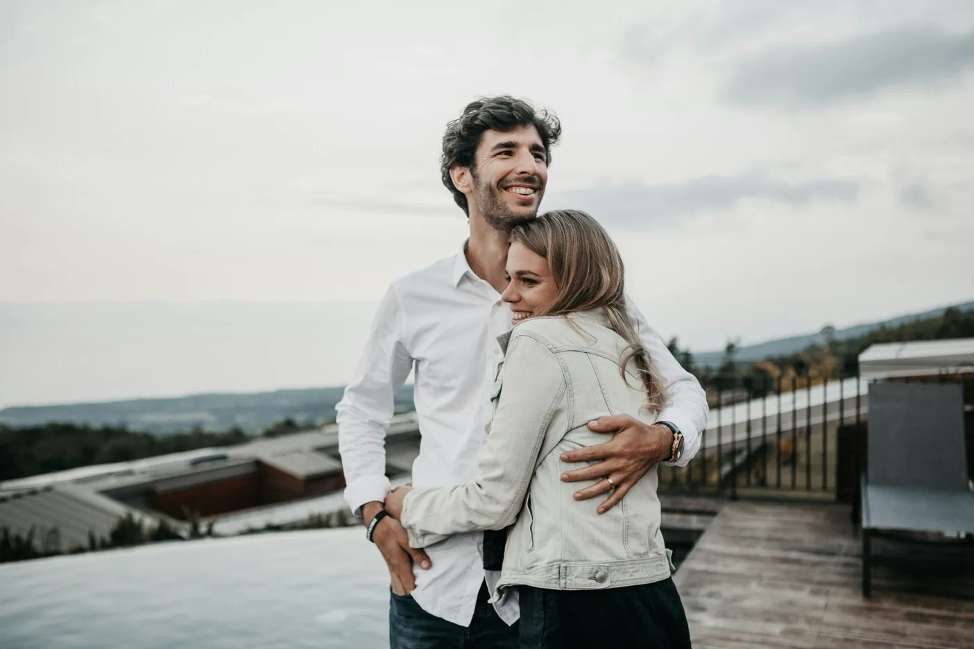 bersama dan bahagia (unsplash)