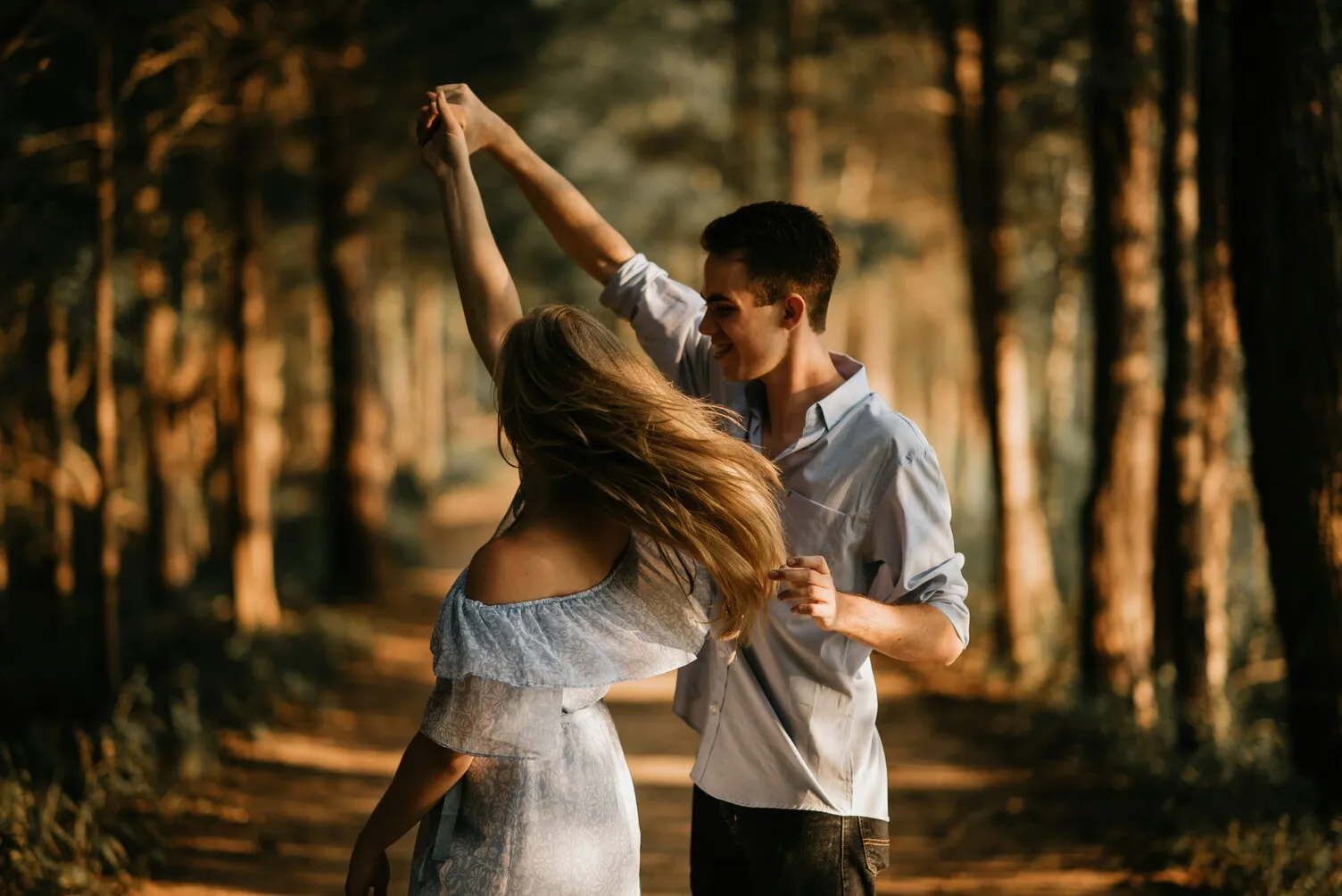 menari bersama (unsplash)