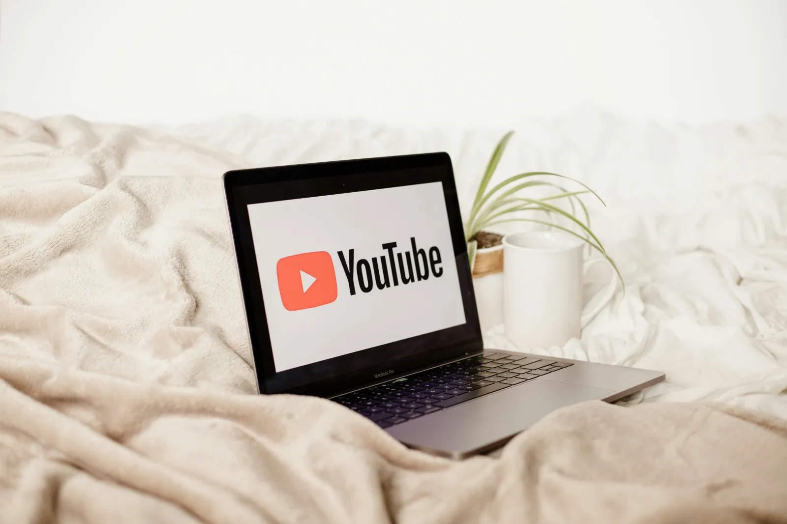Logo Youtube di laptop (credit: unsplash)