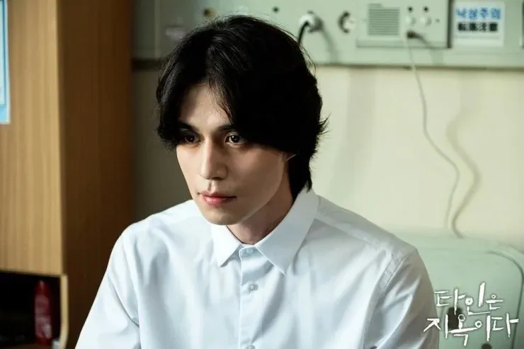Lee Dong Woo dalam drama korea STRANGERS FROM HELL (credit: hancinema.net)