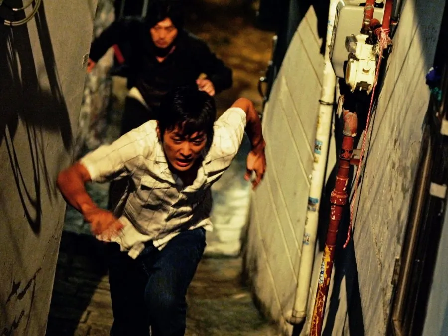 adegan lari di film the chaser/mydramalist.com