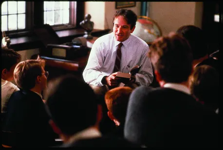 robin williams duduk di meja/IMDb