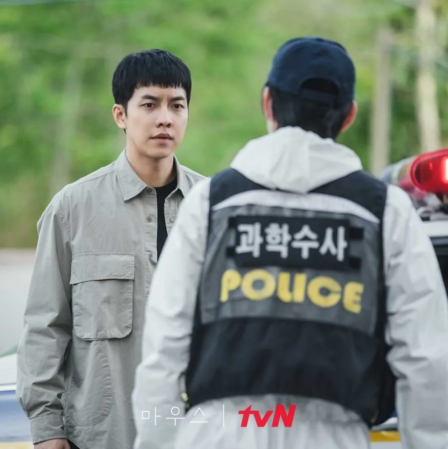 berbicara dengan polisi (mydramalist.com)