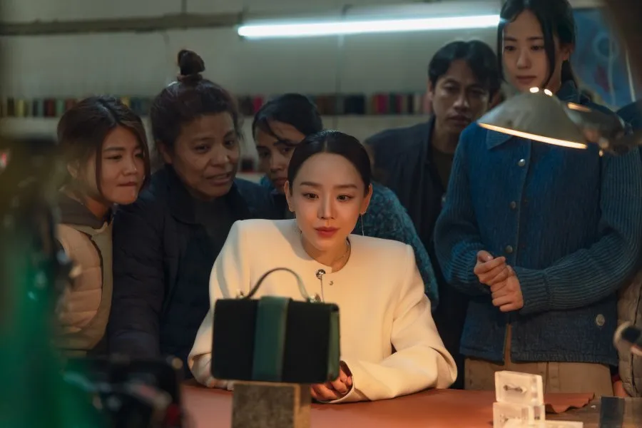 duduk melihat tas mewah (mydramalist.com)