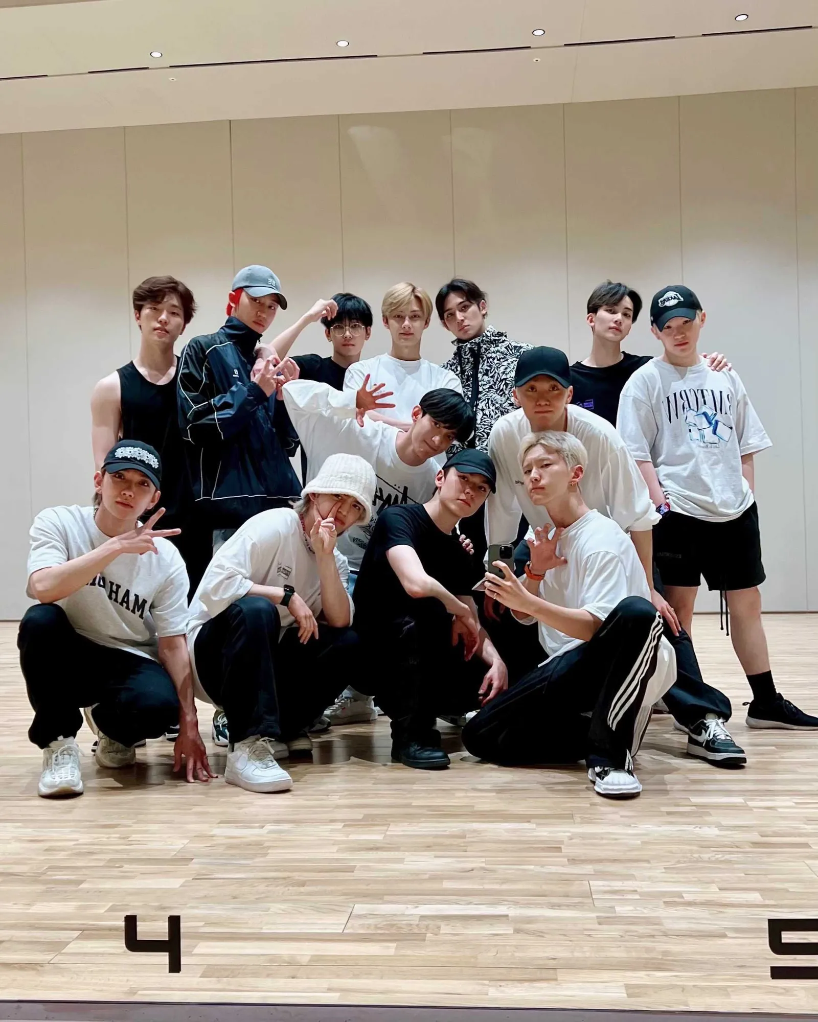 Para member SEVENTEEN miror selfie di studio (credit: X/pledis_17)