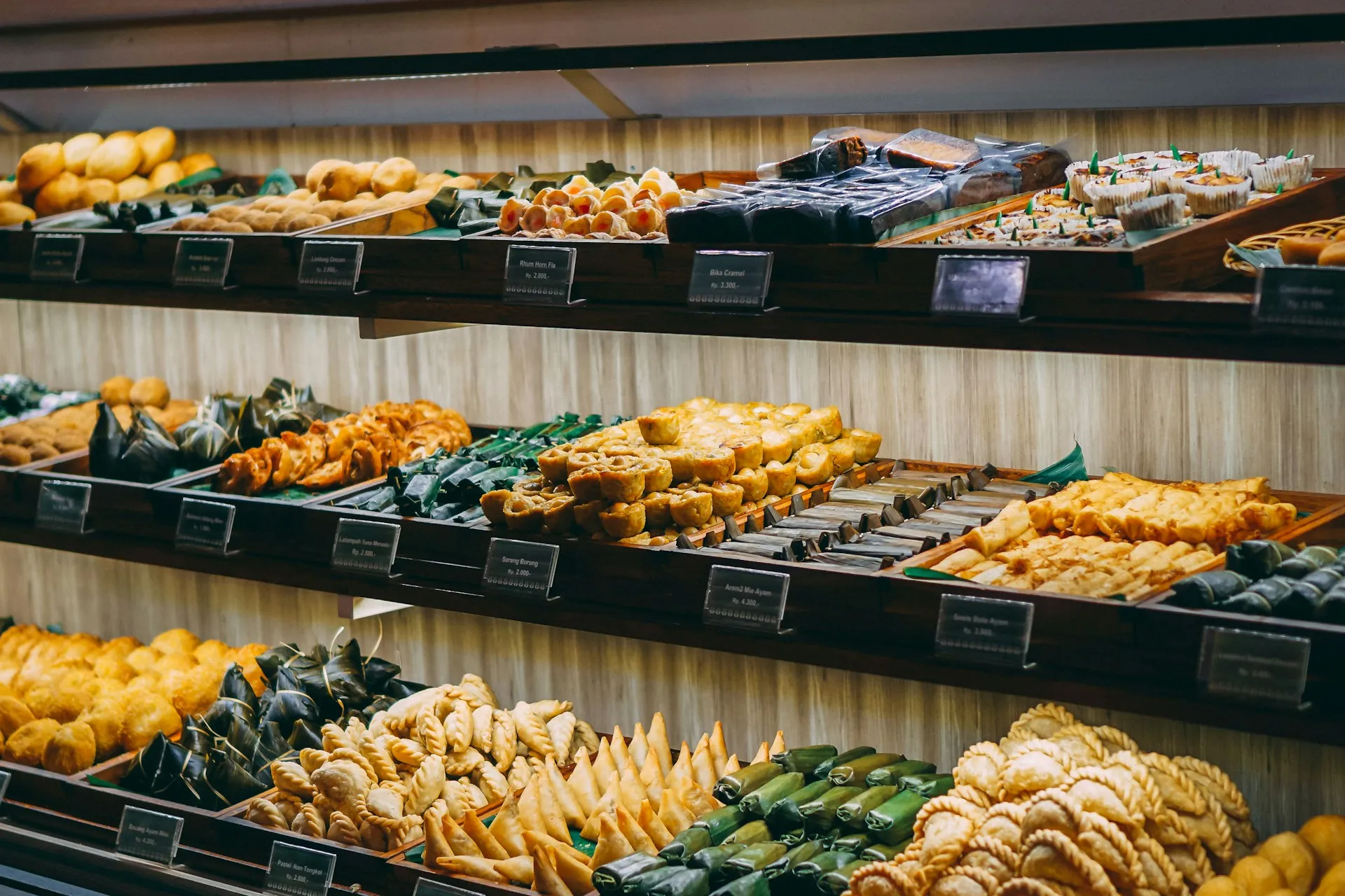 Aneka makanan tradisional (credit: Unsplash)