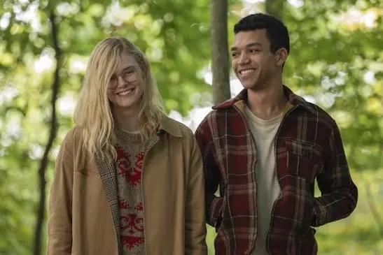 elle fanning tersenyum (IMDb)