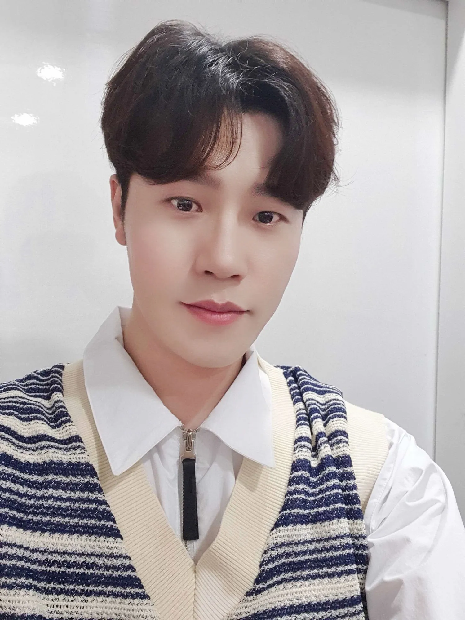 Lee Hyun Selfie (credit: x.com/LeeHyun_bighit)