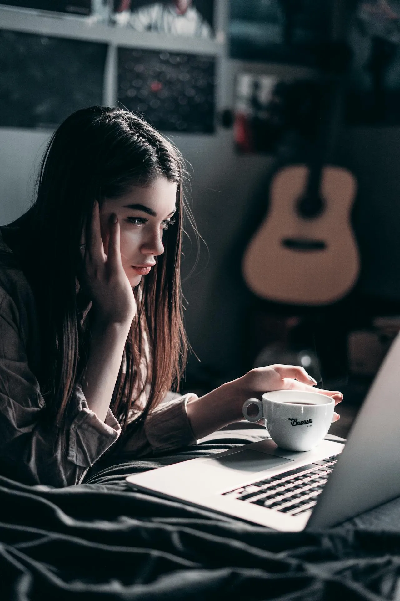 Seorang perempuan sedang straming film di laptopnya (credit: pexels)