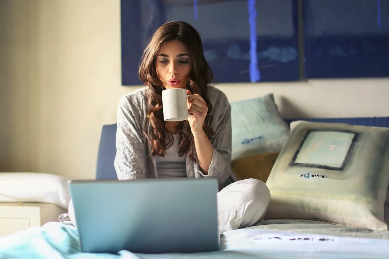 Seorang perempuan sedang straming film di laptopnya (credit: pexels)