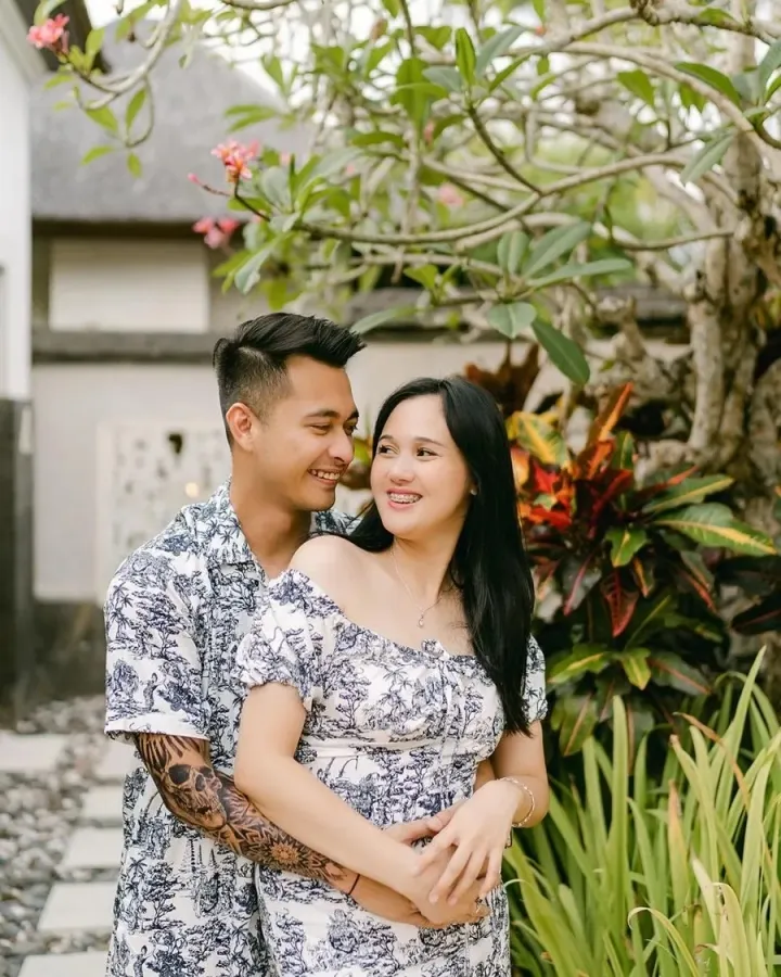 Eza Gionino dan Meiza Aulia berpelukan (cr: instagram.com/ezgio)