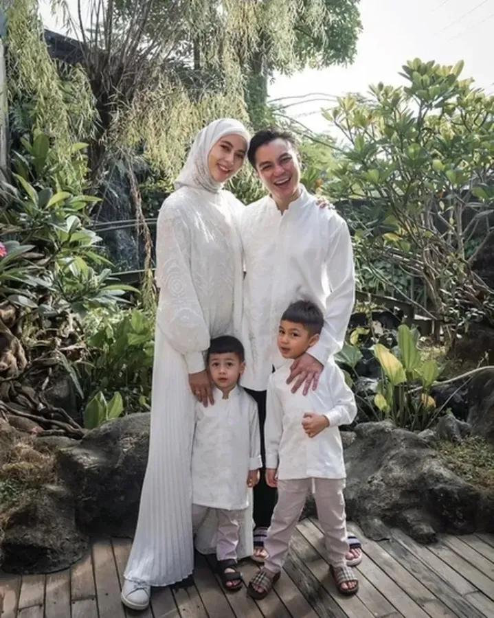 Paula Verhoeven dan Baim Wong bersama anak-anak (cr: instagram.com/baim_wong)