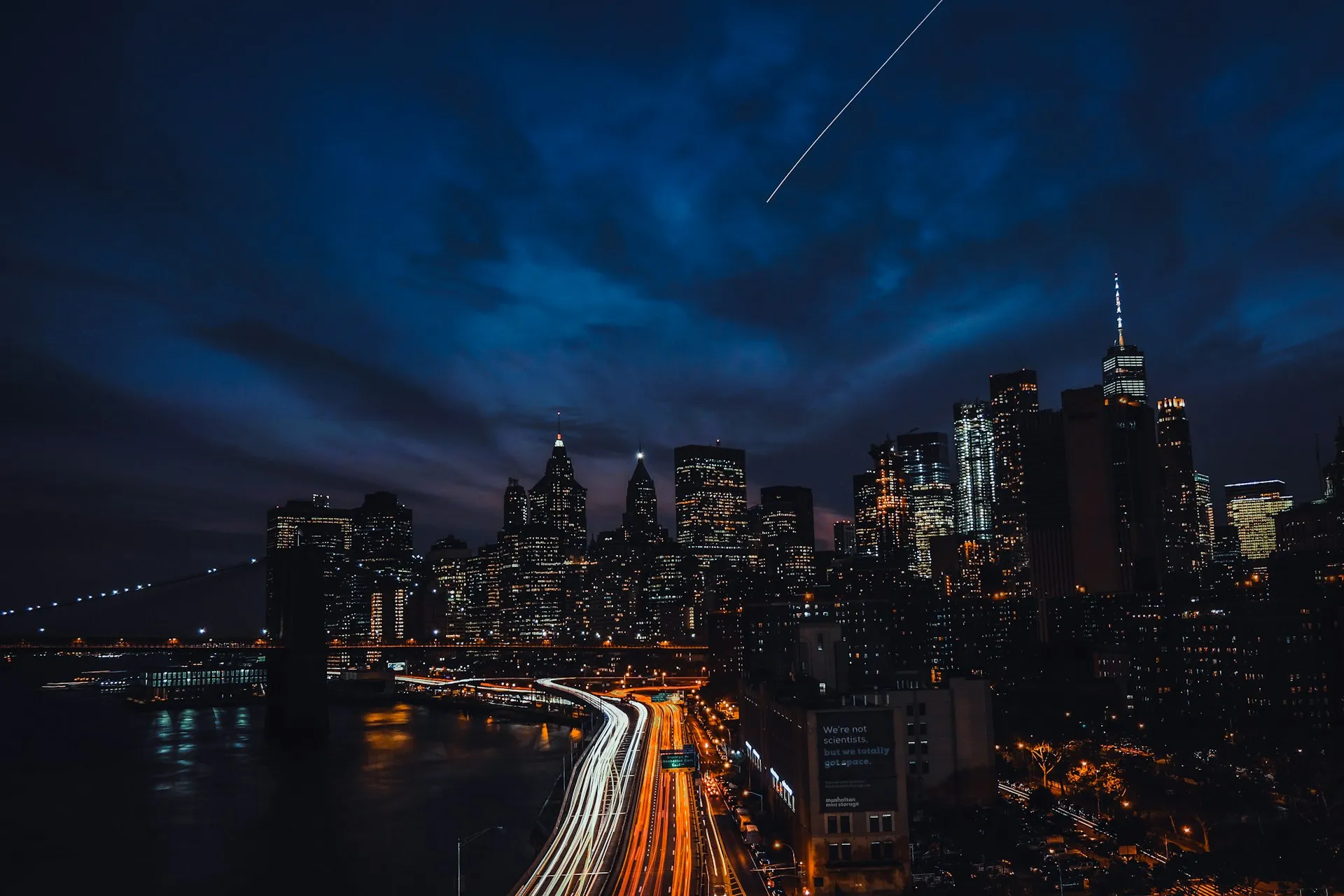Suasana malam hari di perkotaan (credit: Unsplash)