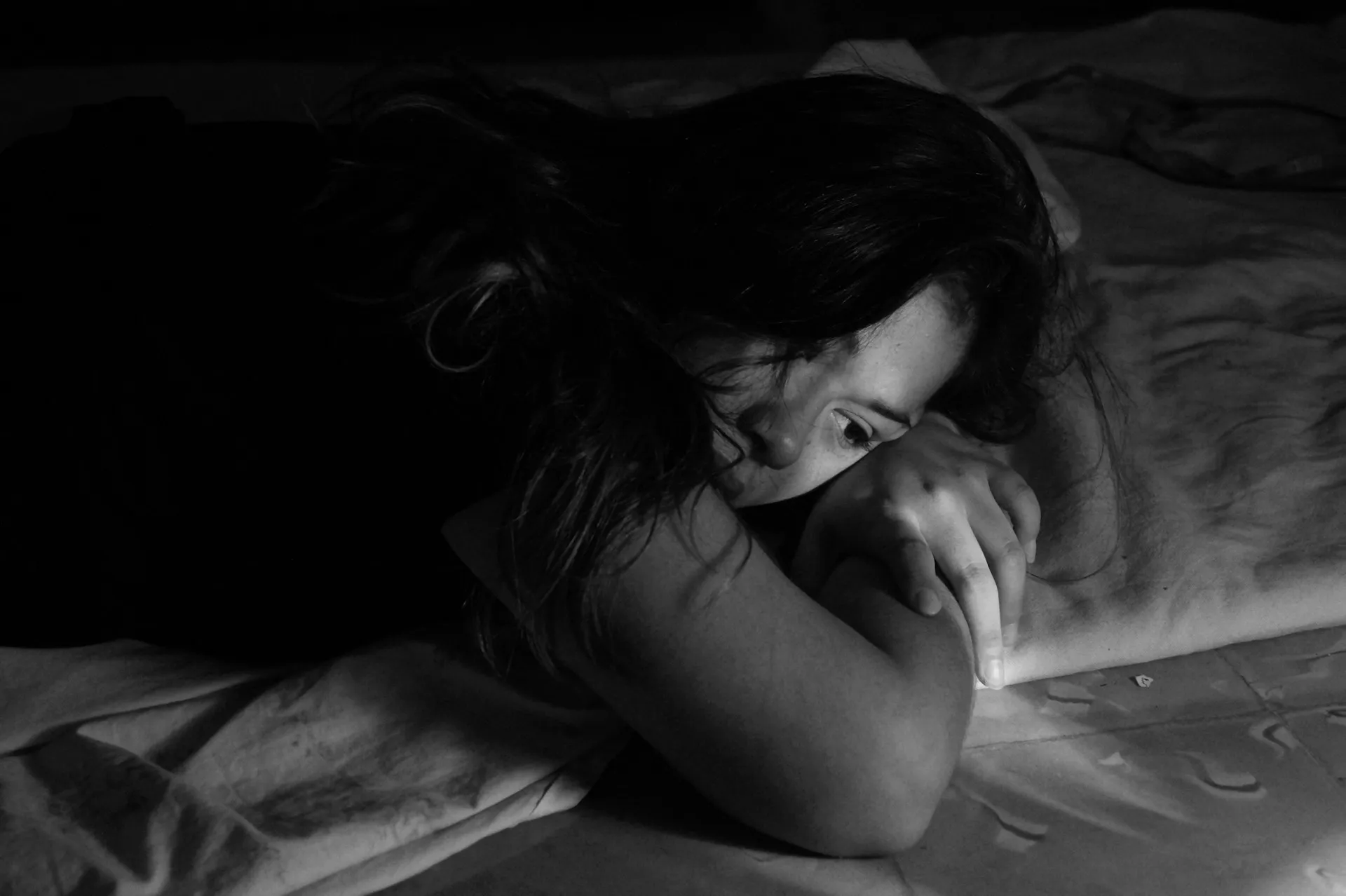 Seorang perempuan berbaring (credit: Unsplash)