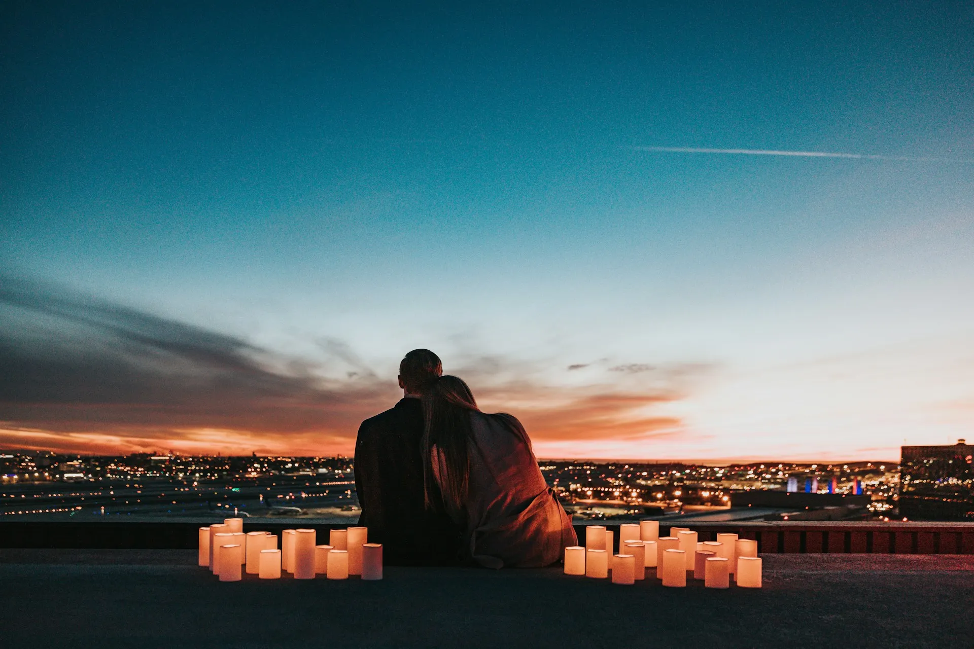 Dua orang saling bersandar(credit: Unsplash)