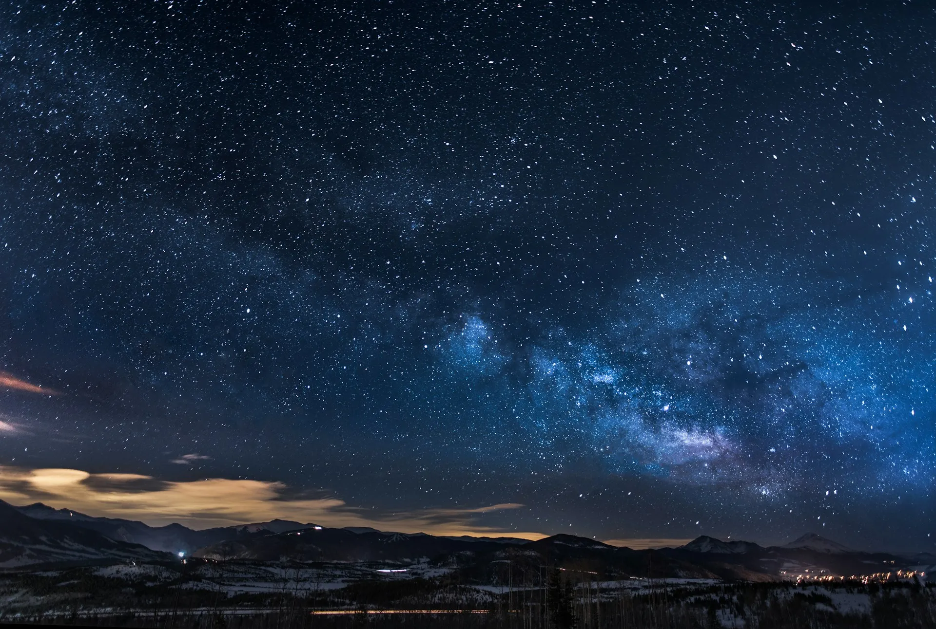 Suasana malam hari (credit: Unsplash)