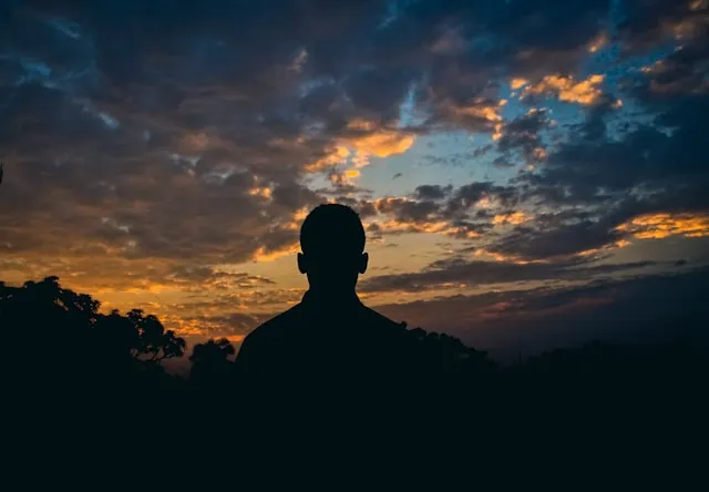Tips Menggunakan Kata-Kata Sad Boy di Media Sosial (c) unsplash.com