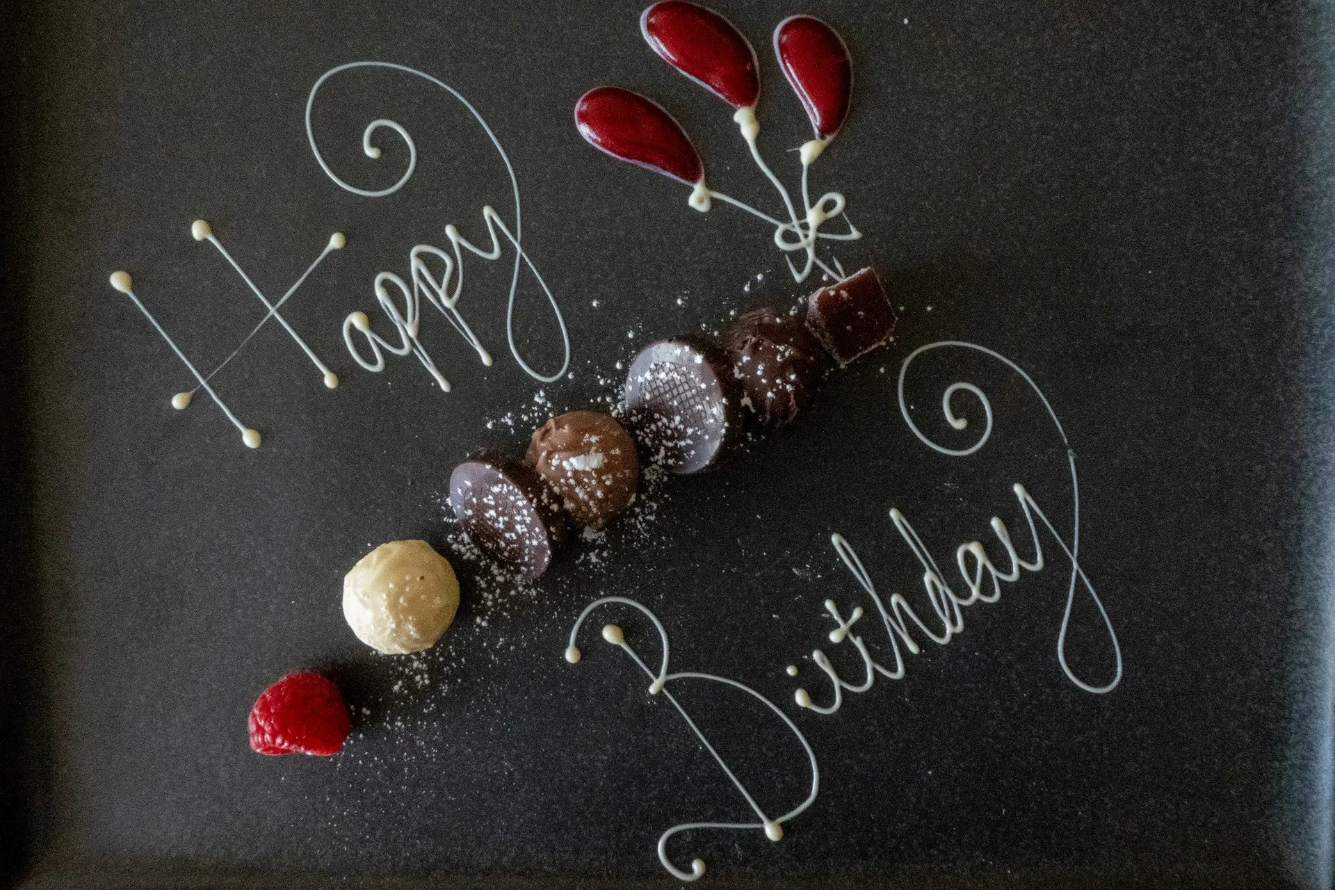 Tulisan happy birthday (credit: Unsplash)