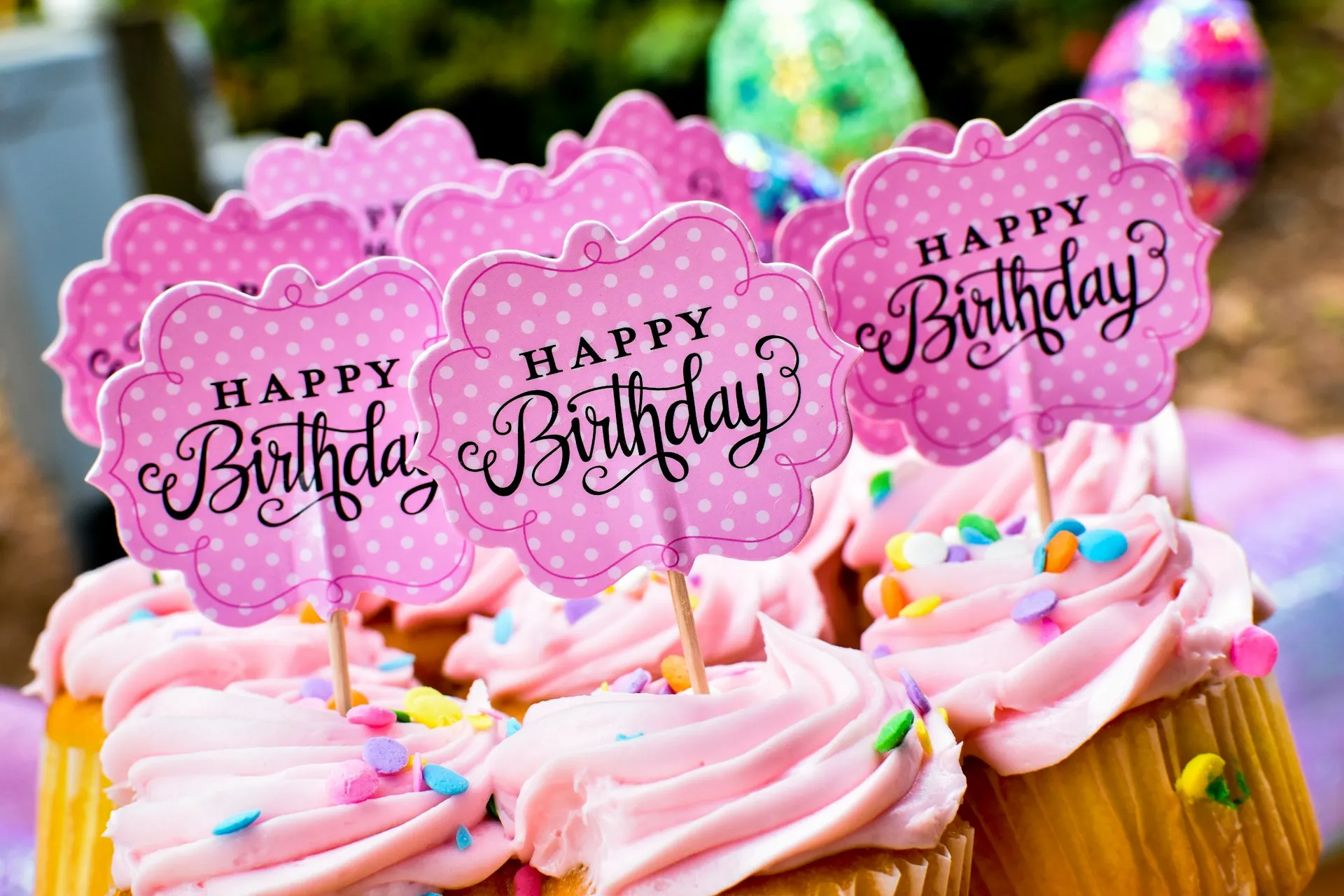 Kue ulang tahun berwarna pink (credit: Unsplash)