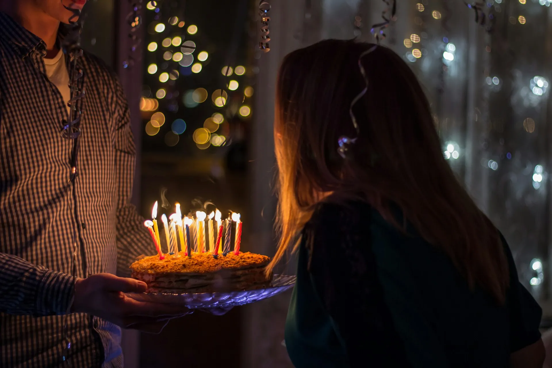 Momen tiup lilin (credit: Unsplash)
