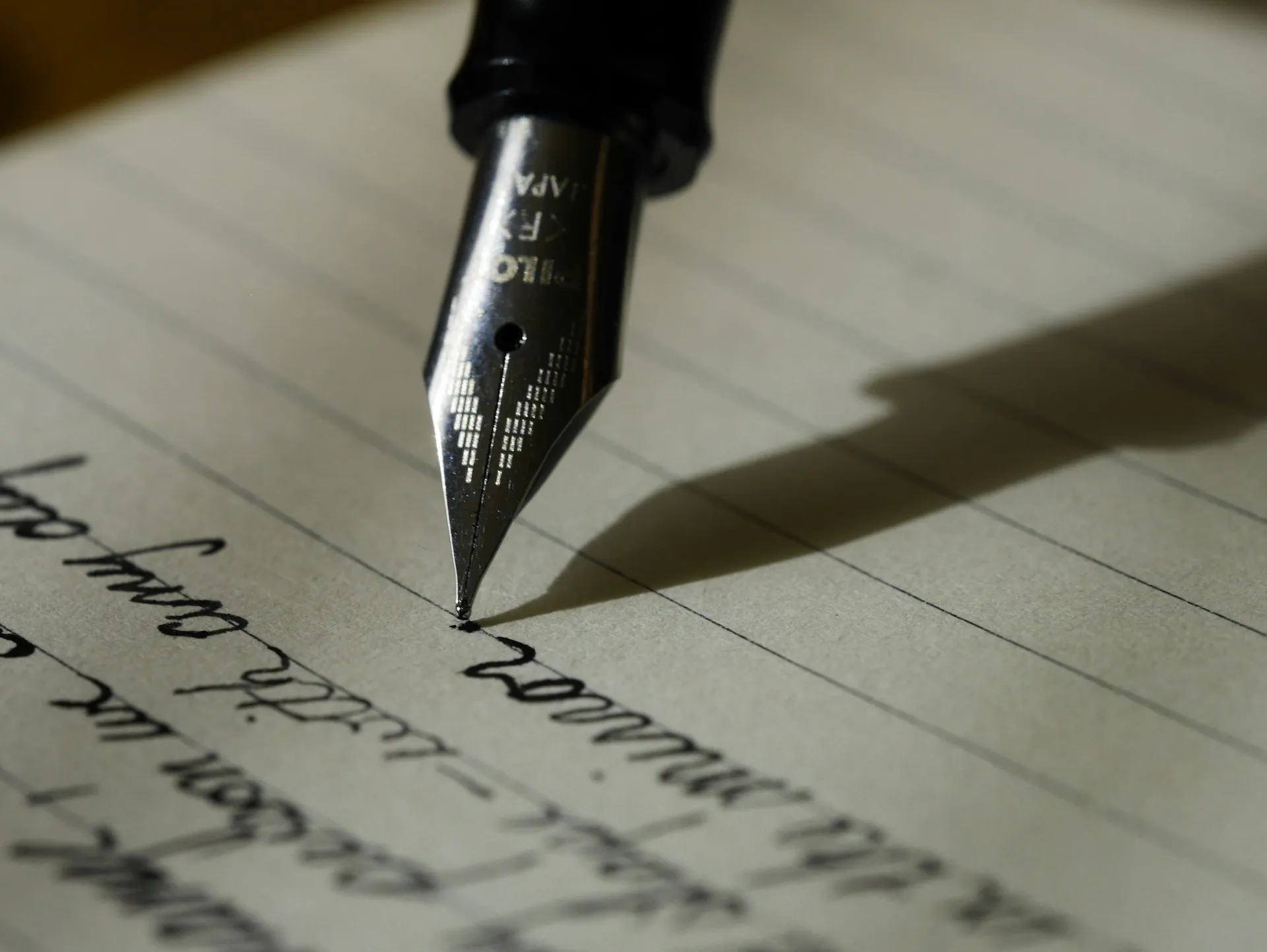Menulis di kertas (credit: Unsplash)