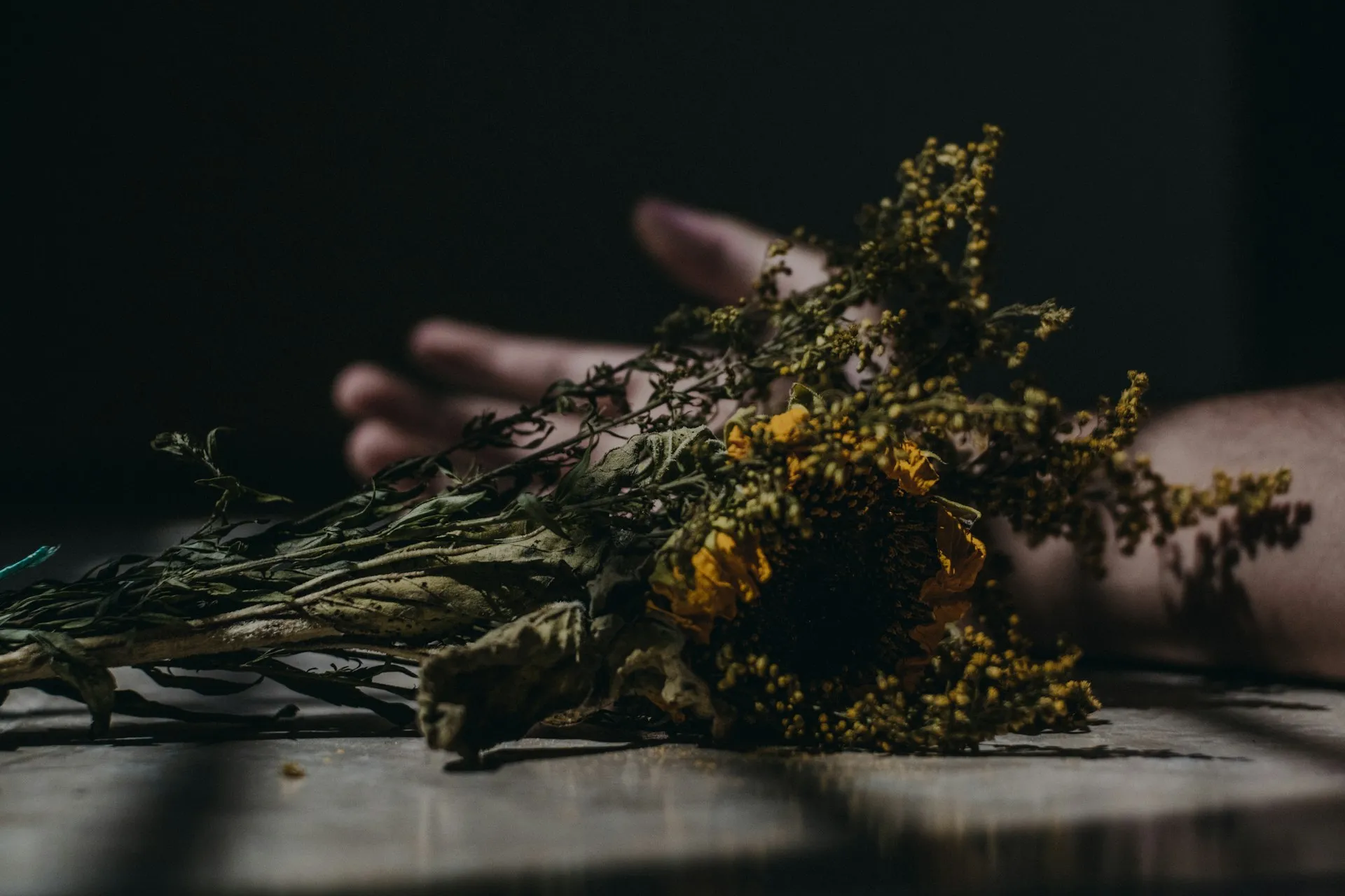 Tangan tergeletak (credit: Unsplash)