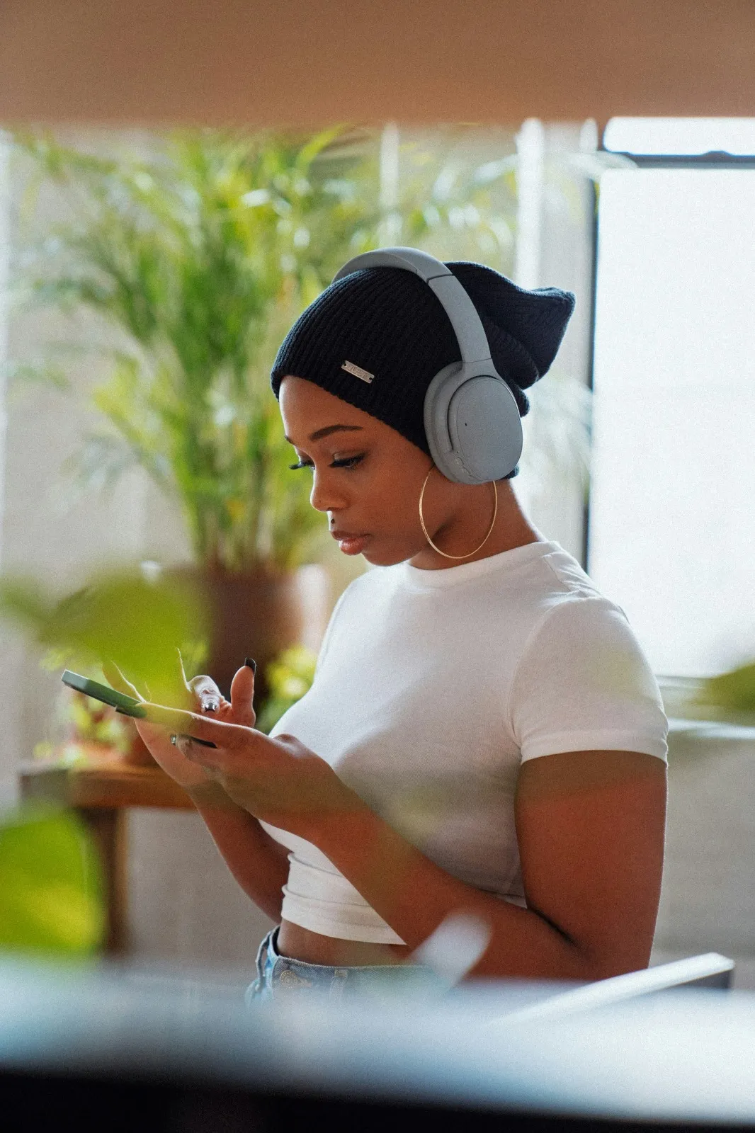 Seseorang sedang melakukan chatting sambil mendengarkan musik (credit: unplash)