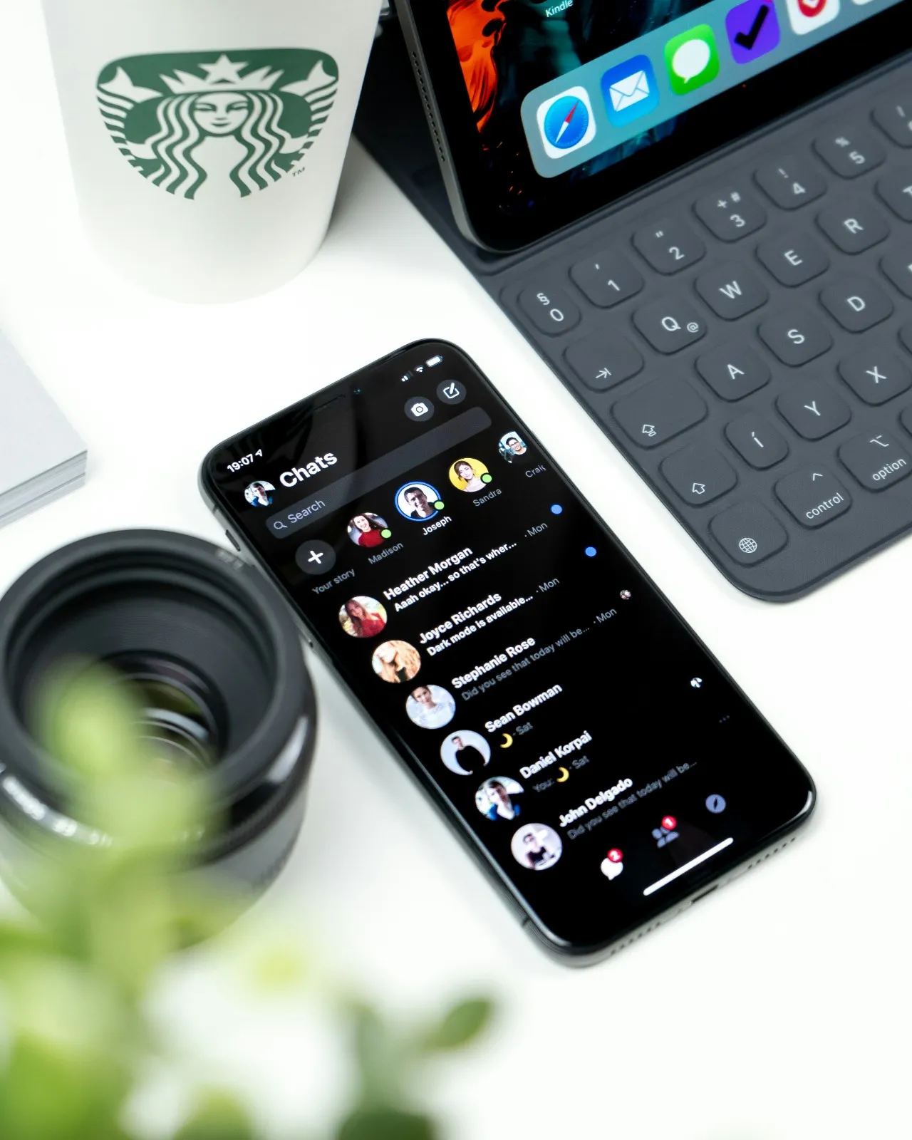 Tampilan kotak masuk chat WhatsApp (credit: unsplash)