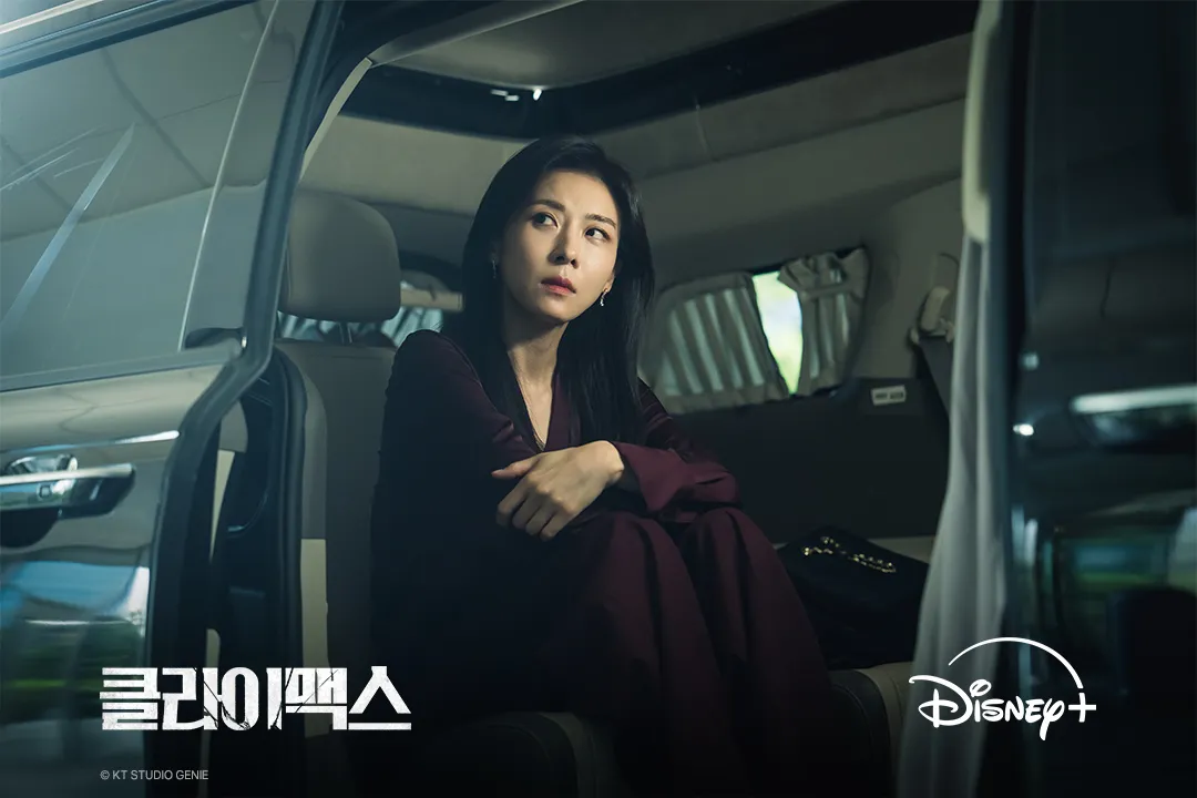 Ha Ji Won memakai dress di drama Climax/Instagram.com/disneypluskr