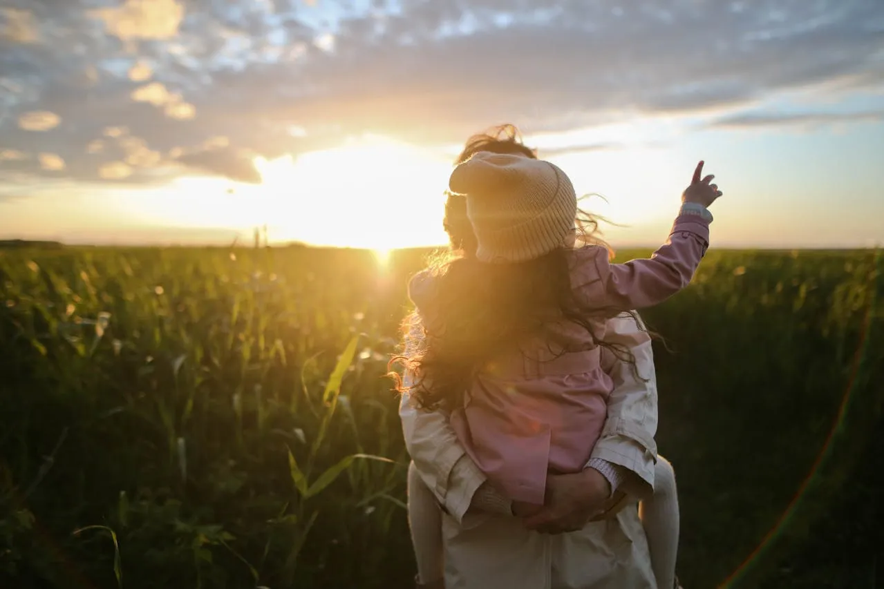 ibu dan anak di padang jagung (credit: pexels.com)