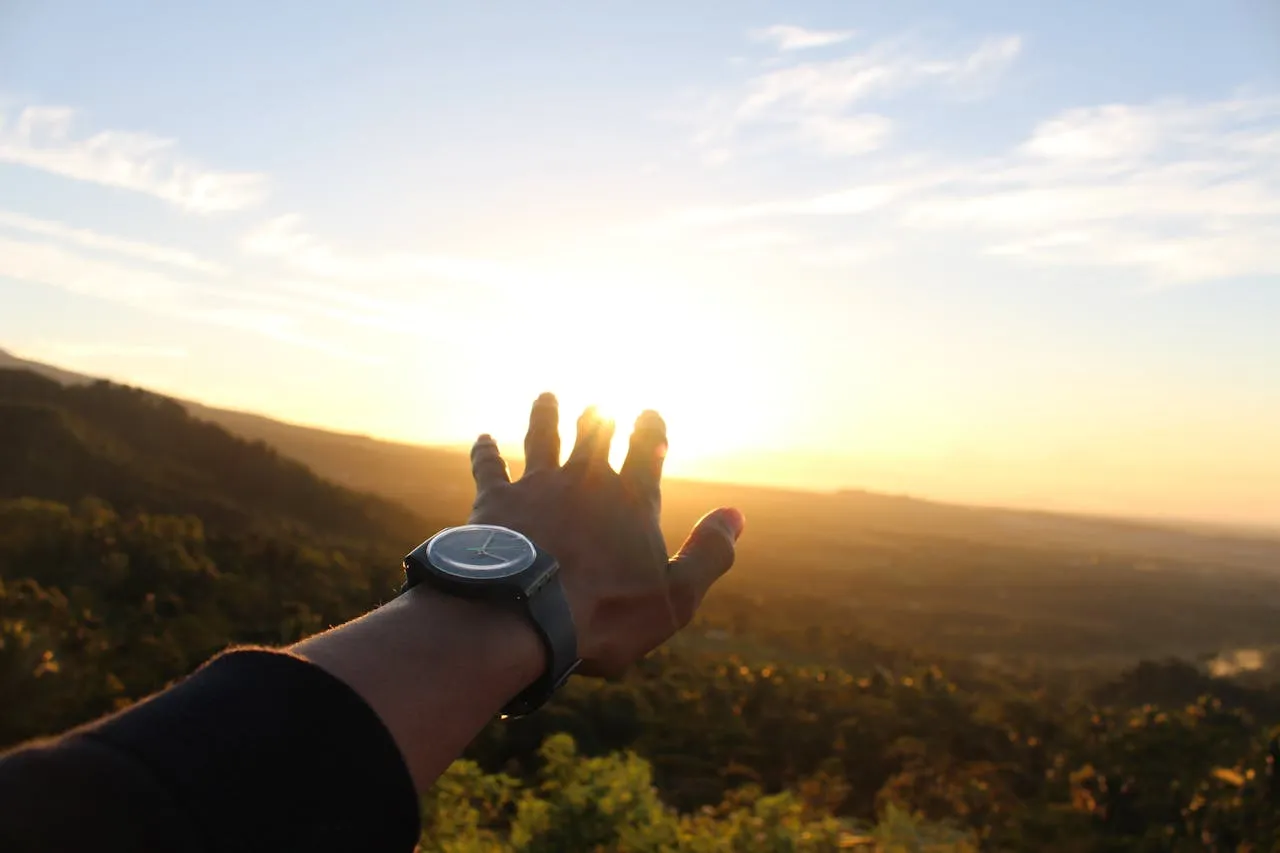 tangan seseorang dan jam tangan (credit: pexels.com)