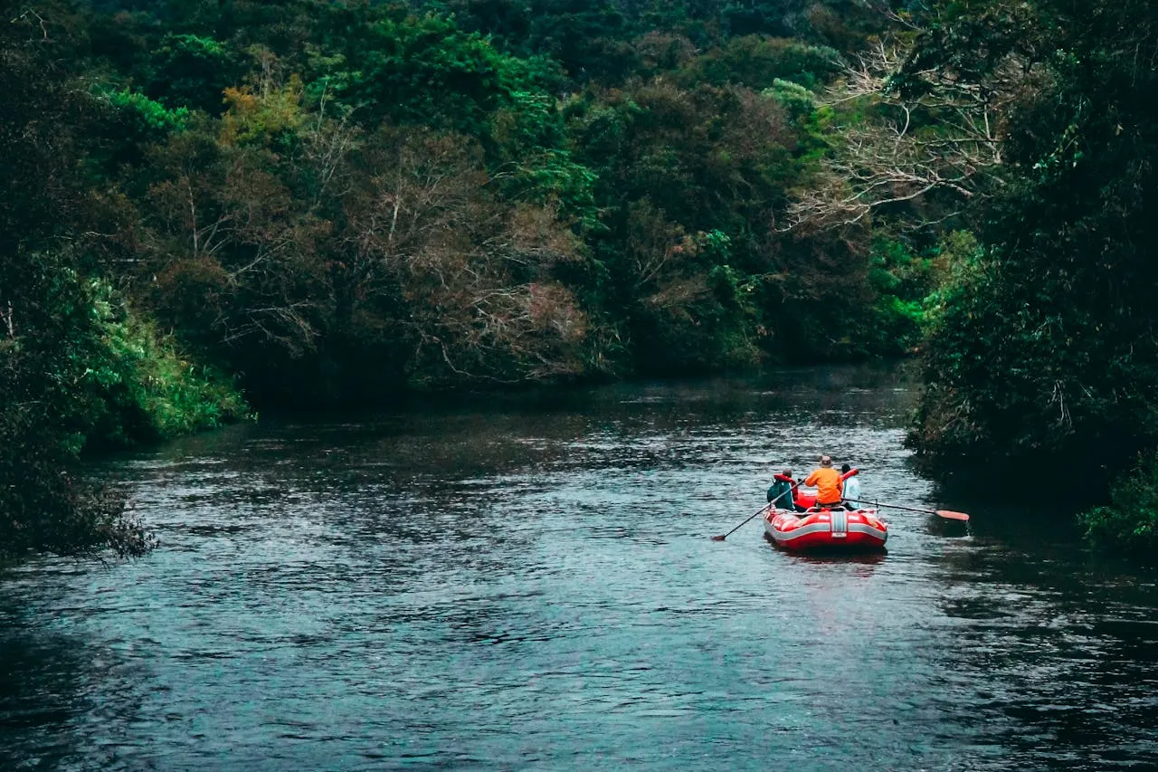 sungai dan perahu (credit: pexels.com)