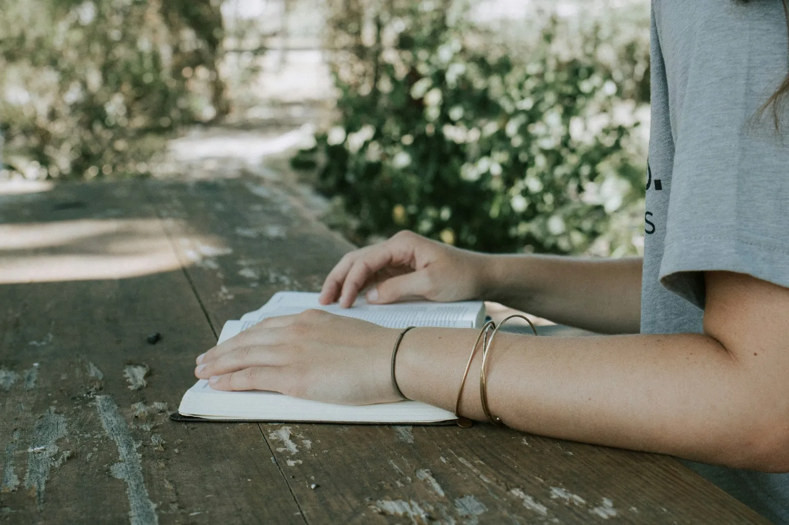 Seorang perempuan sedang membaca buku (credit: unsplash)