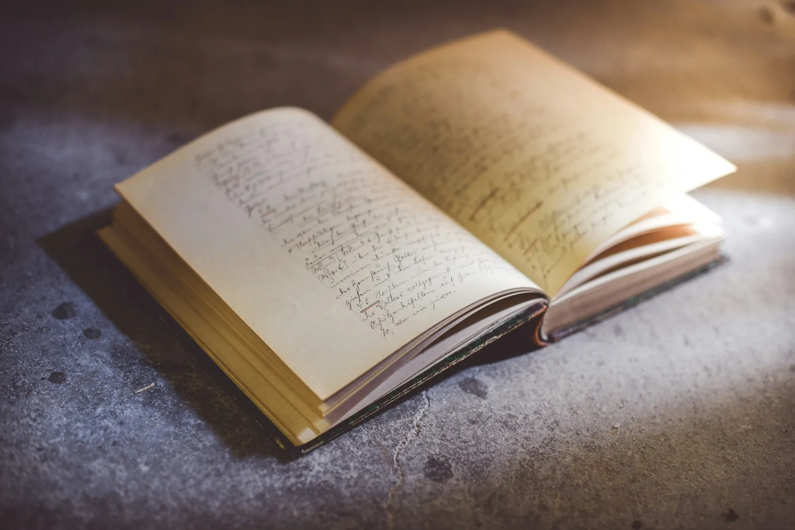 Buku berisi kata-kata inspirasi (redit: unsplash)