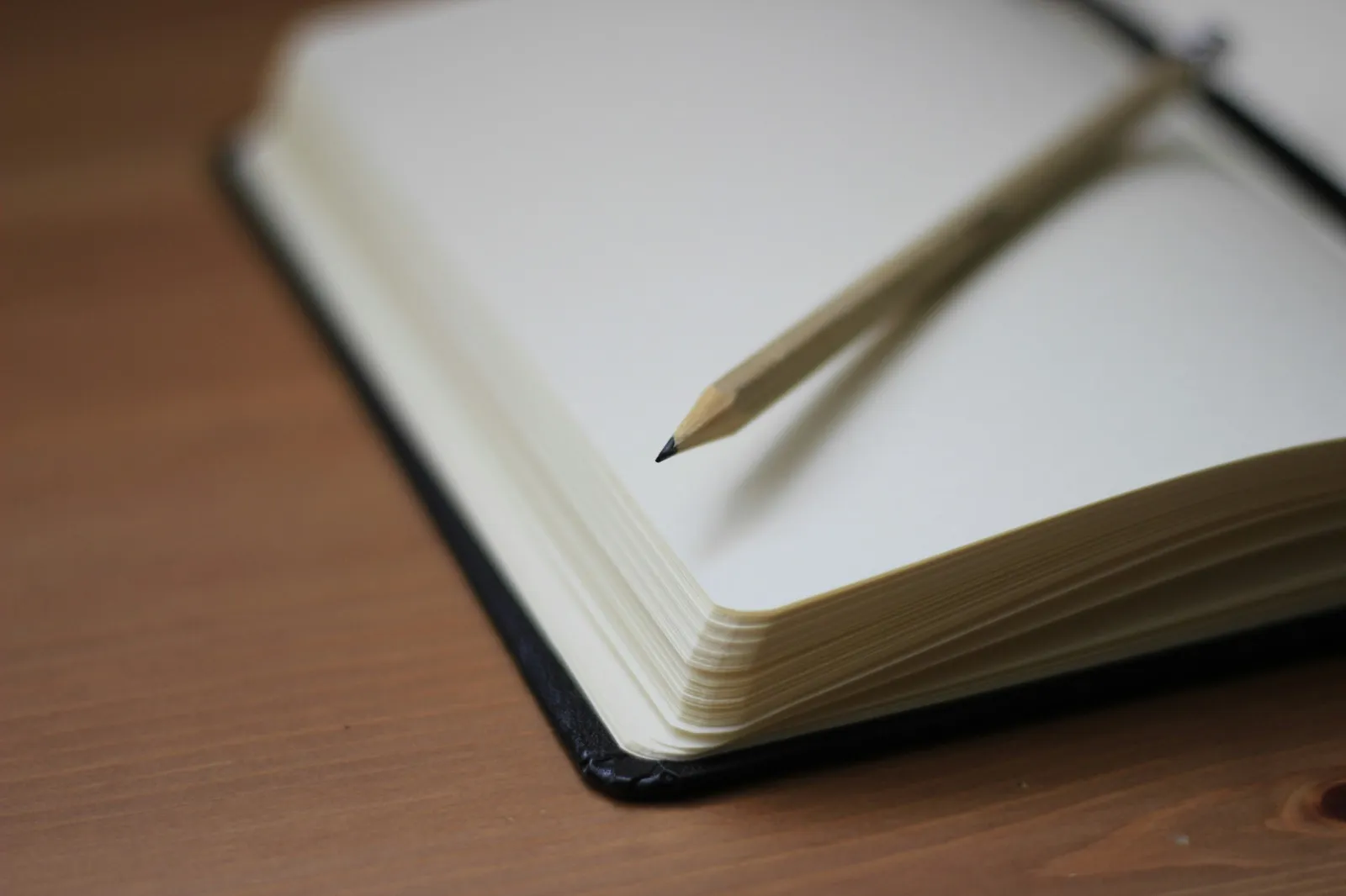 Buku dan pensil untuk menulis kata-kata inspiratif (credit: unsplash)