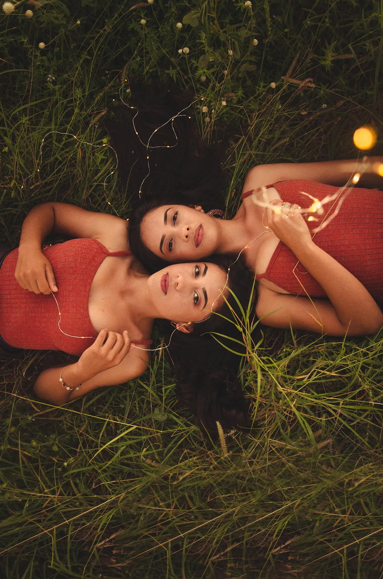 Dua perempuan kakak beradik (credit: pexels)