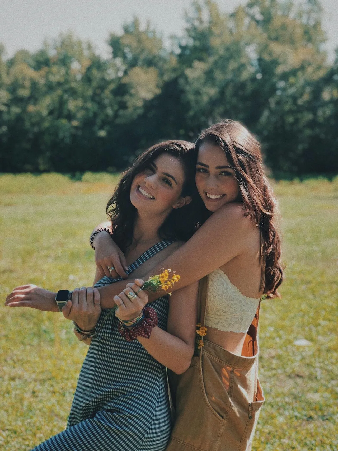 Dua perempuan kakak beradik (credit: pexels)