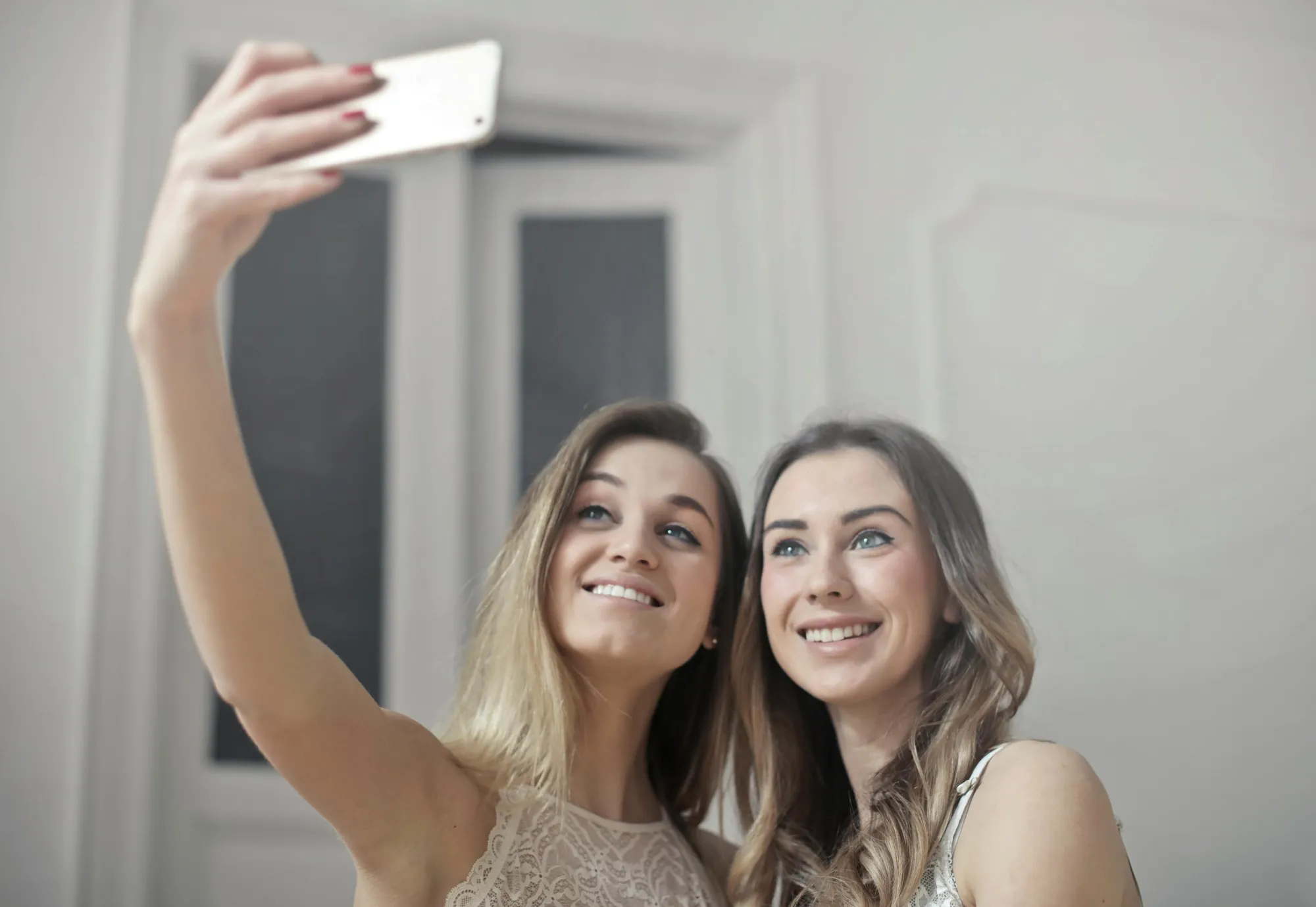 Dua perempuan kakak beradik (credit: pexels)
