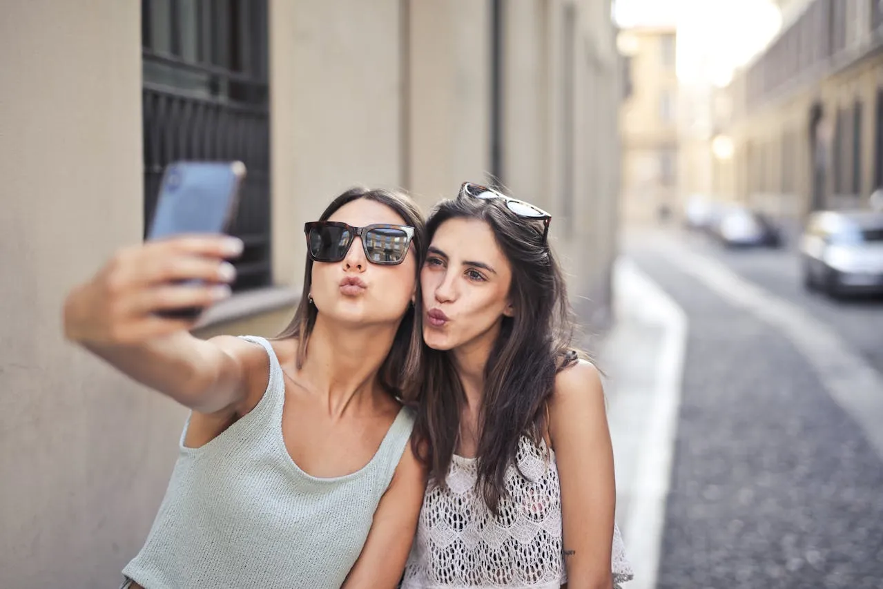 Dua perempuan kakak beradik (credit: pexels)
