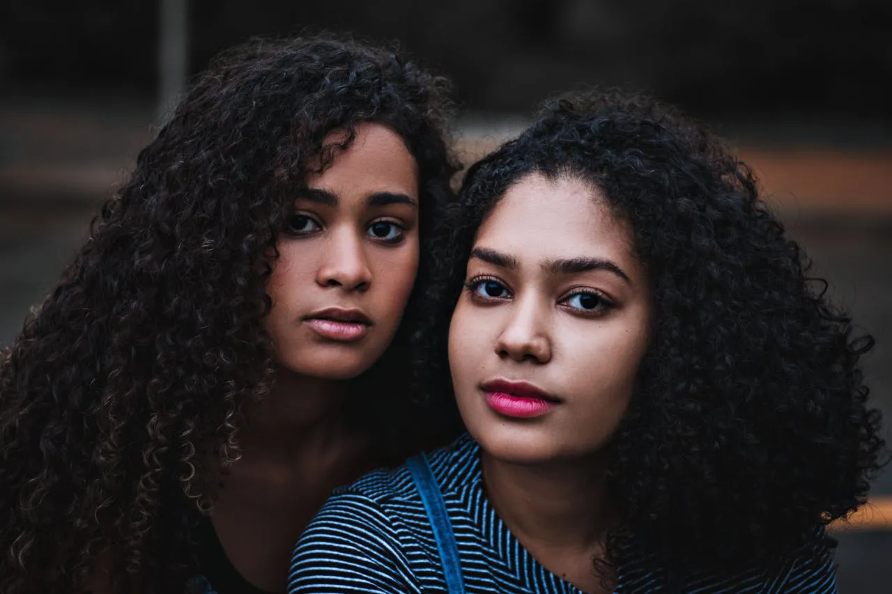 Dua perempuan kakak beradik (credit: pexels)