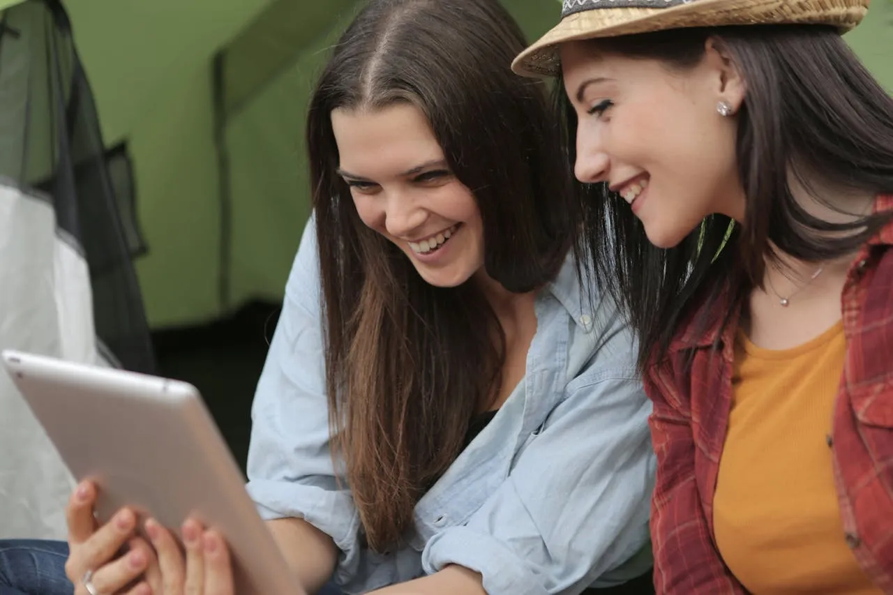 Dua perempuan kakak beradik (credit: pexels)