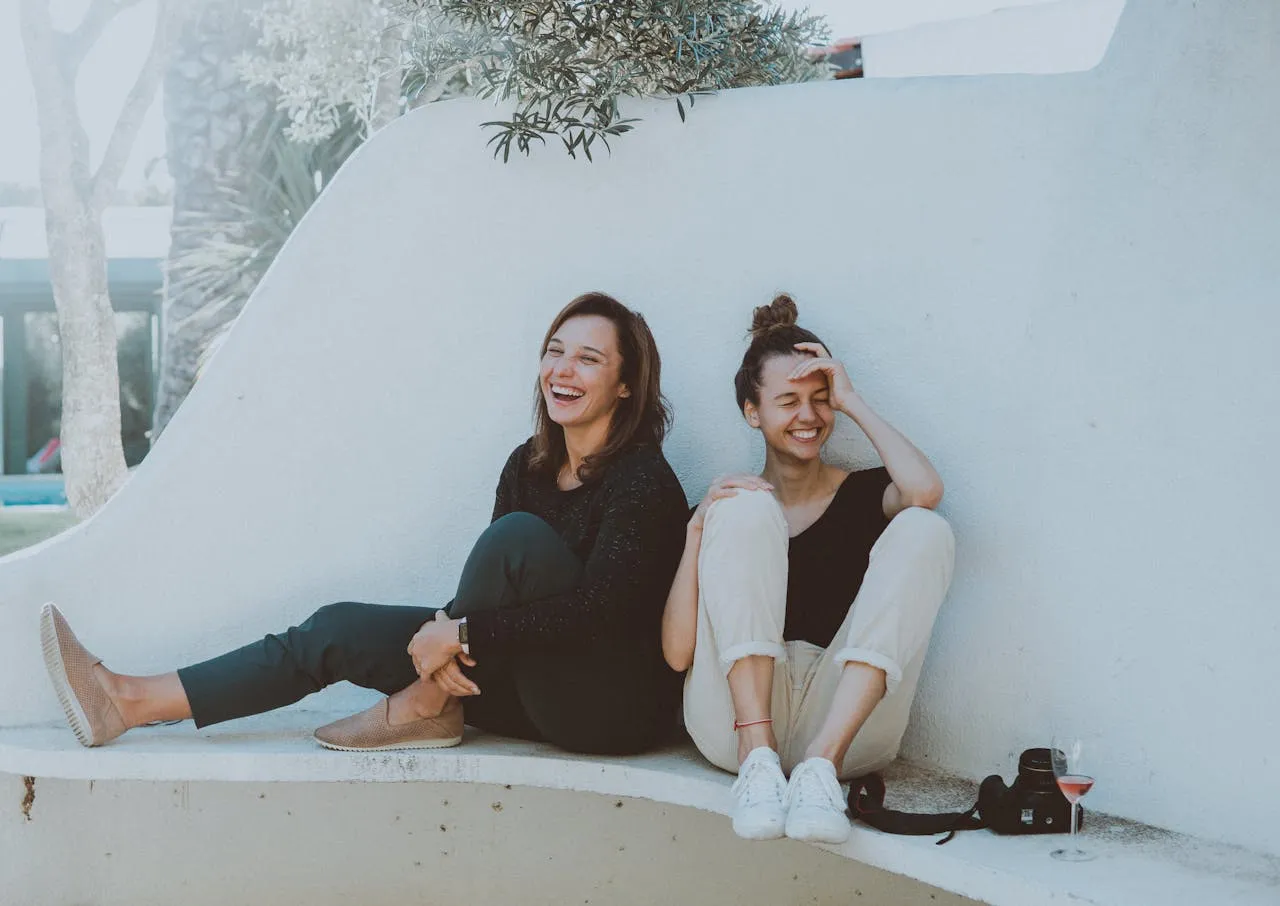 Dua perempuan kakak beradik (credit: pexels)
