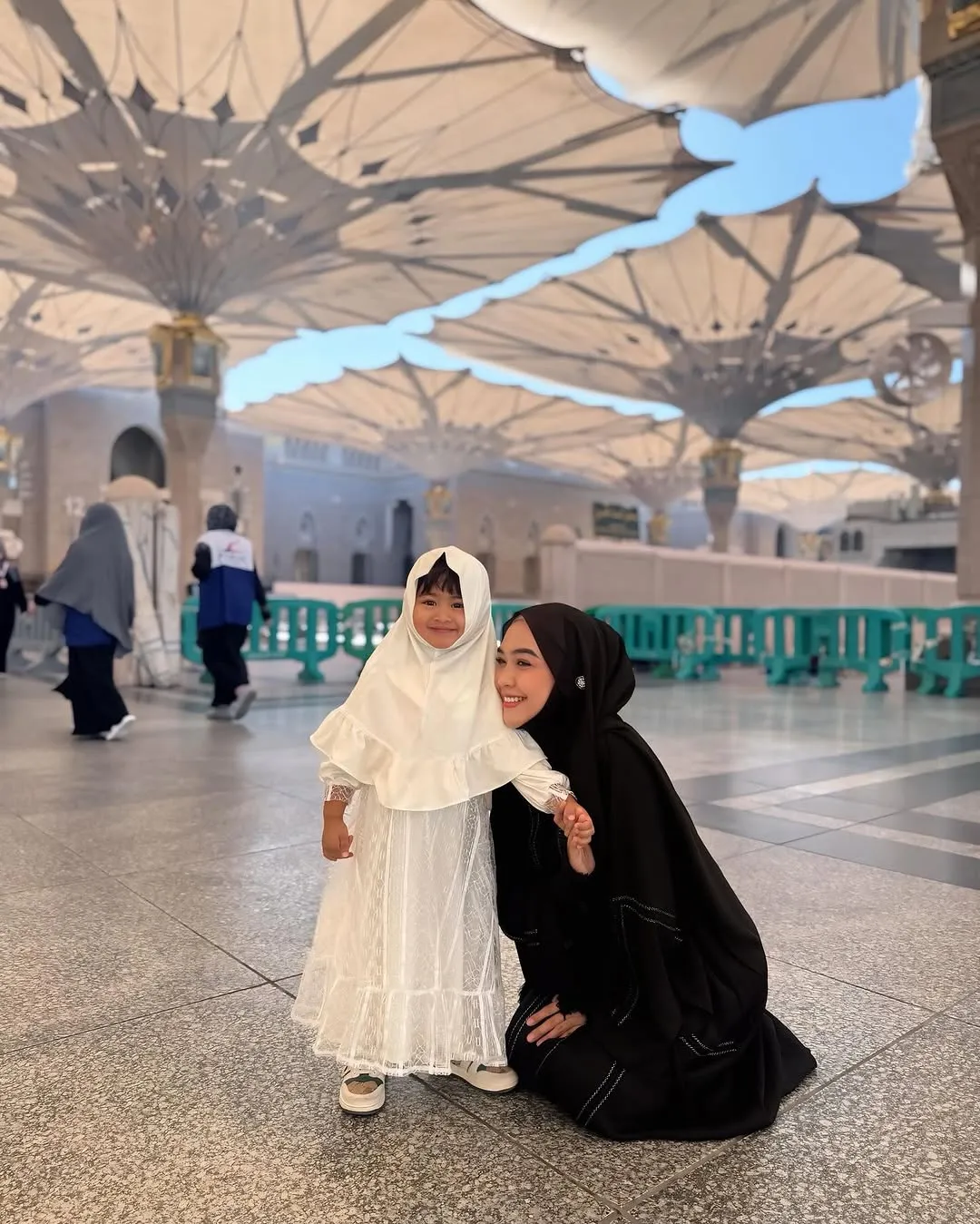 Momen Hangat Ria Ricis dan Moana di Masjid Nabawi