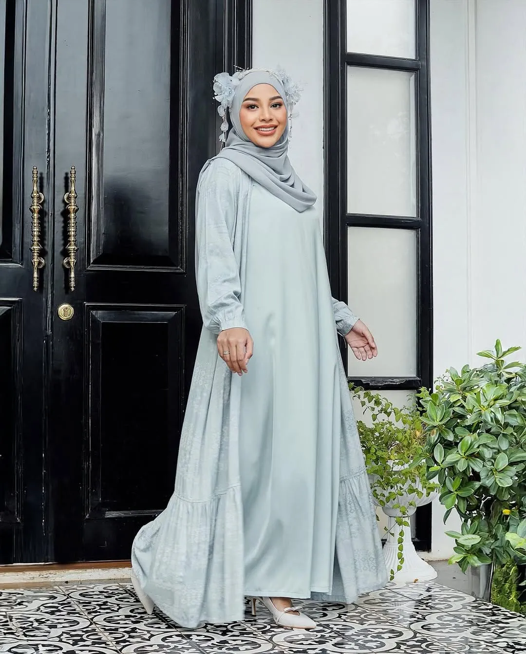 Gaya Hijab ala Aurel Hermansyah. (instagram/aurelie.hermansyah)