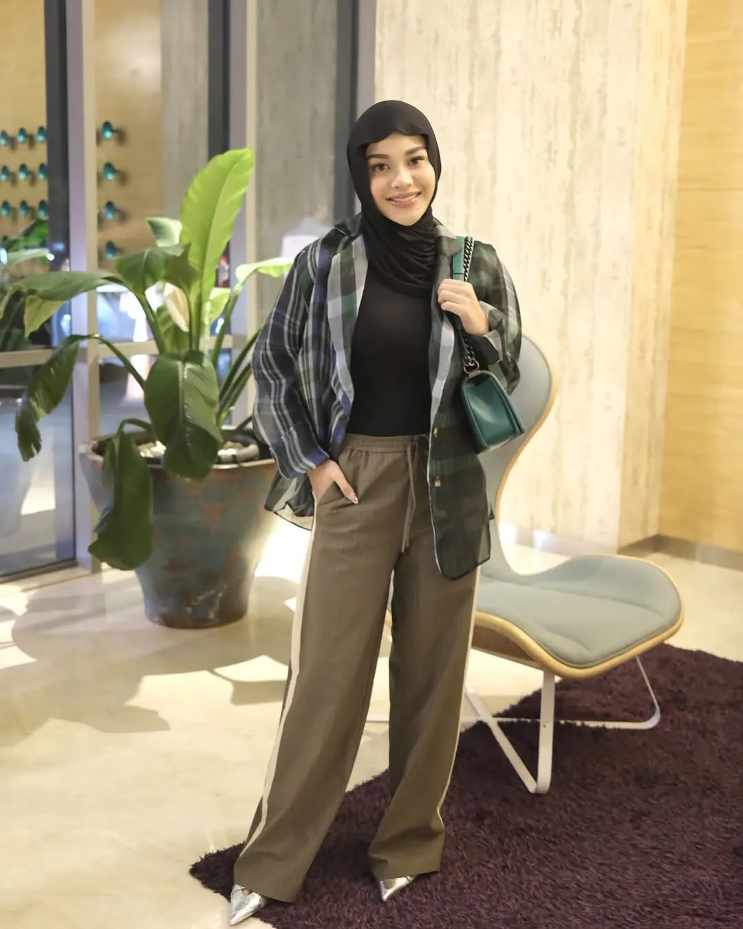 Gaya Hijab ala Aurel Hermansyah. (instagram/aurelie.hermansyah)