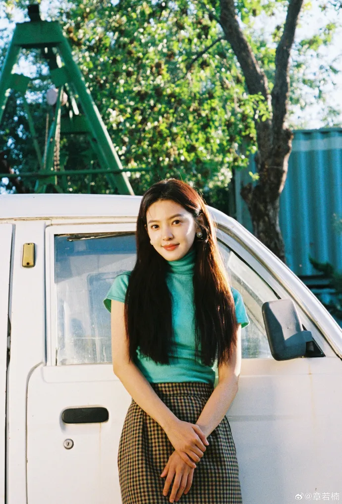 Temukan pesona alami dalam Potret Cantik Zhang Ruonan (credit:weibo)