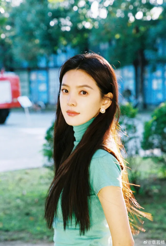 Temukan pesona alami dalam Potret Cantik Zhang Ruonan (credit:weibo)